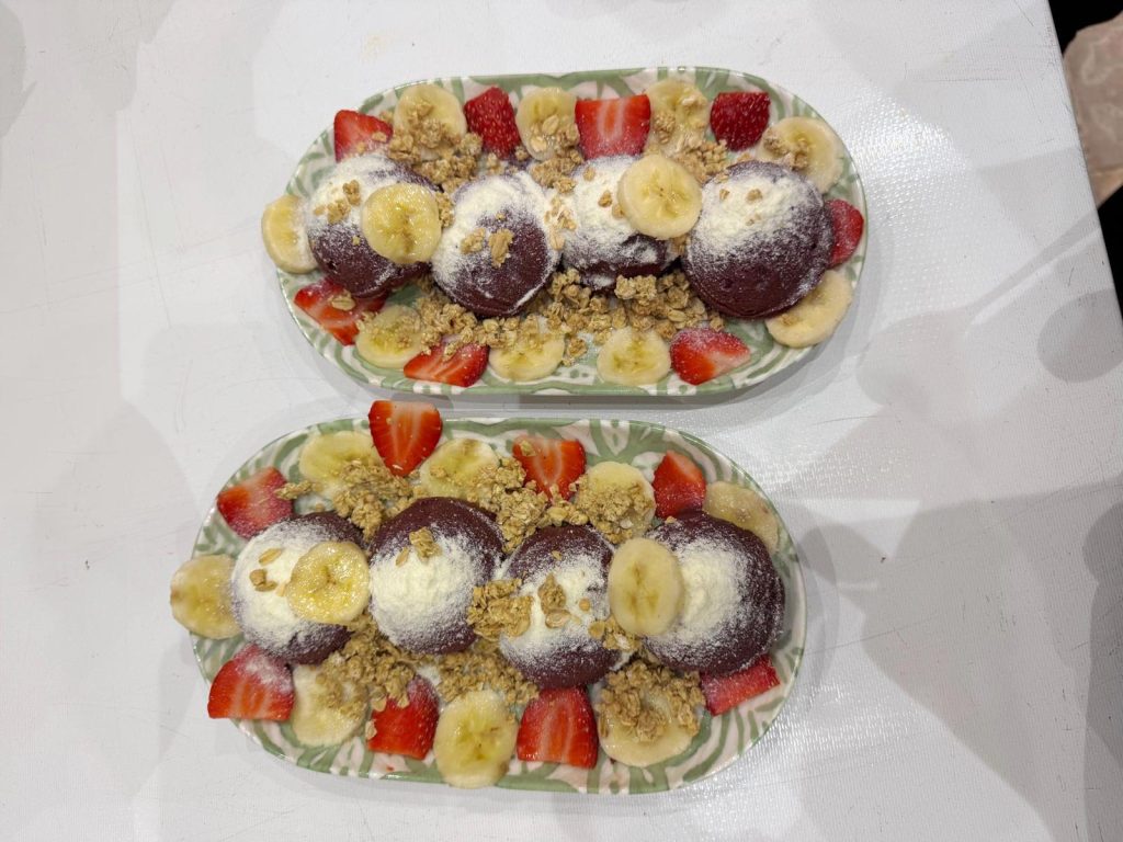 Dos boles de Açaí na Tigela con plátano, fresas y granola en Paraíba Cafetería Restaurante Dos Hermanas.