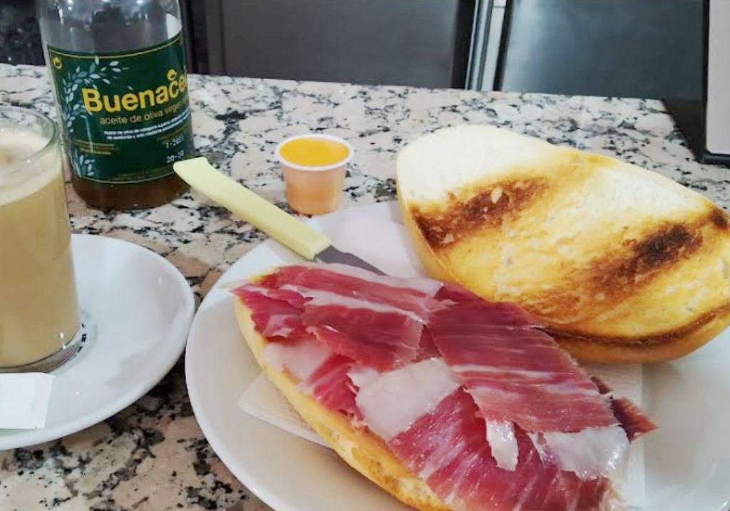 tostada de jamón con salmorejo