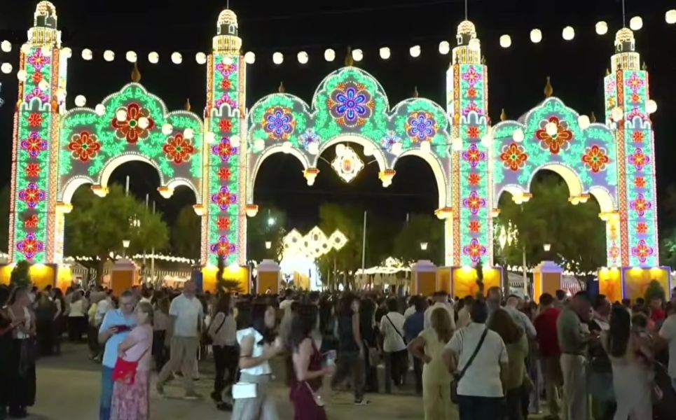 Portada iluminada de la Feria de Alcalá de Guadaíra 2026 durante la noche del Alumbrado