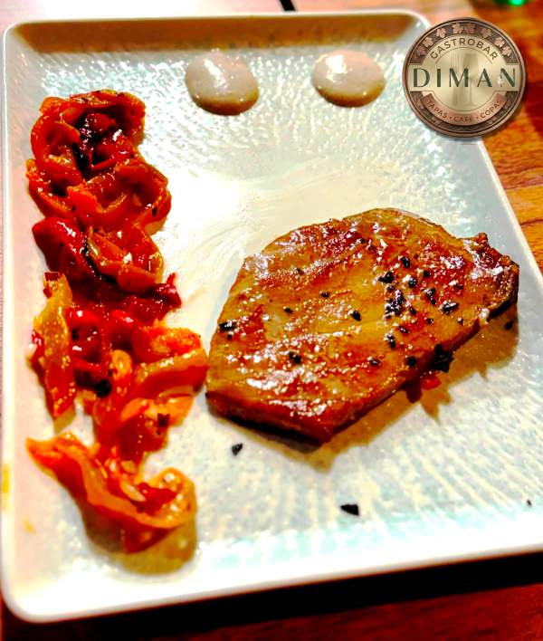 Atún de Almadraba con guarnición de pimientos asados en Diman Tapas Dos Hermanas