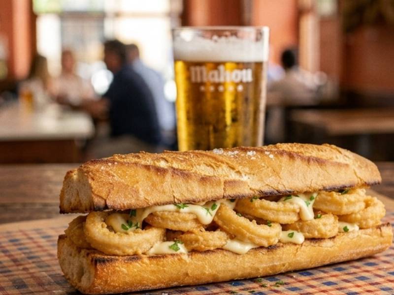 Bocadillo de calamares crujiente tradicional sobre mesa de madera