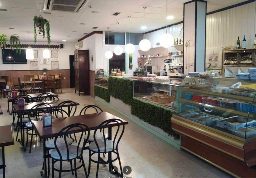 mesas y barra de cafetería D'Aroma en Brenes