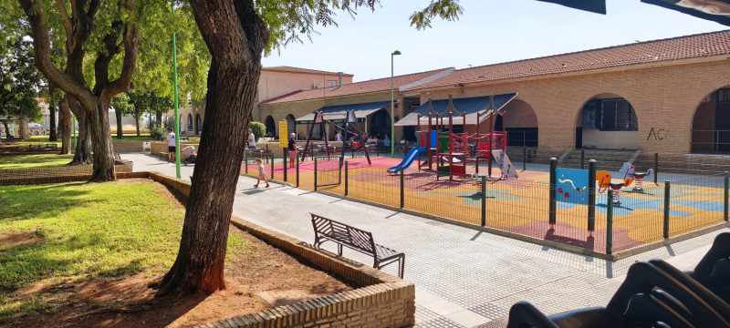 Zona infantil pública junto a nuestra terraza, ideal para disfrutar en familia.