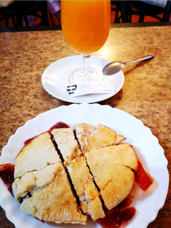Tostada tradicional con jamón ibérico y café clásico en Casa Enrique para desayunos en Dos Hermanas