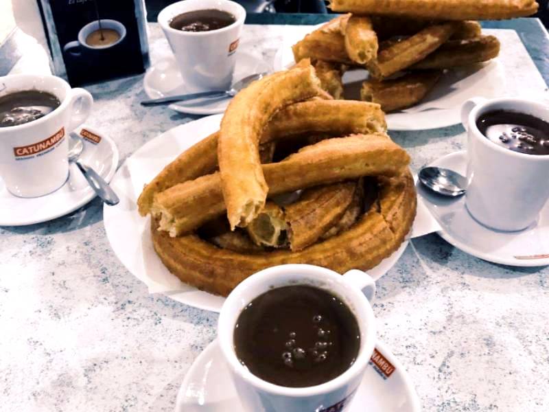 Churros crujientes y calentitos tradicionales para desayunos en Dos Hermanas con Café Kian