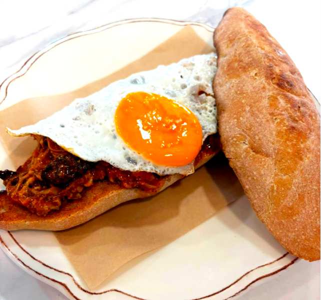 Tostada con pringá casera y huevo a la plancha para desayunos en Dos Hermanas