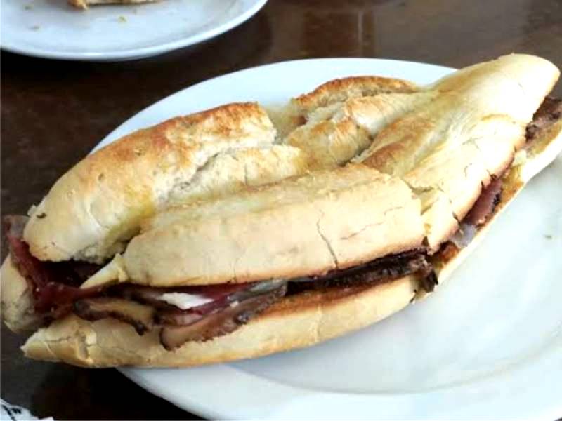 Tostada especial Mortaja en Cafetería La Alacena para desayunos en Dos Hermanas