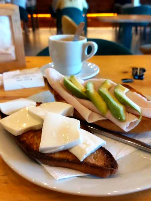 Diseño moderno y café de alta calidad en Cafetería Paraiba para desayunos en Dos Hermanas