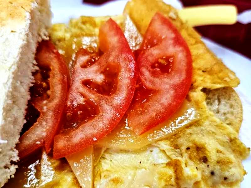 Bocadillo Miguelito y tostadas de Snack Bar Milenium para desayunos en Dos Hermanas