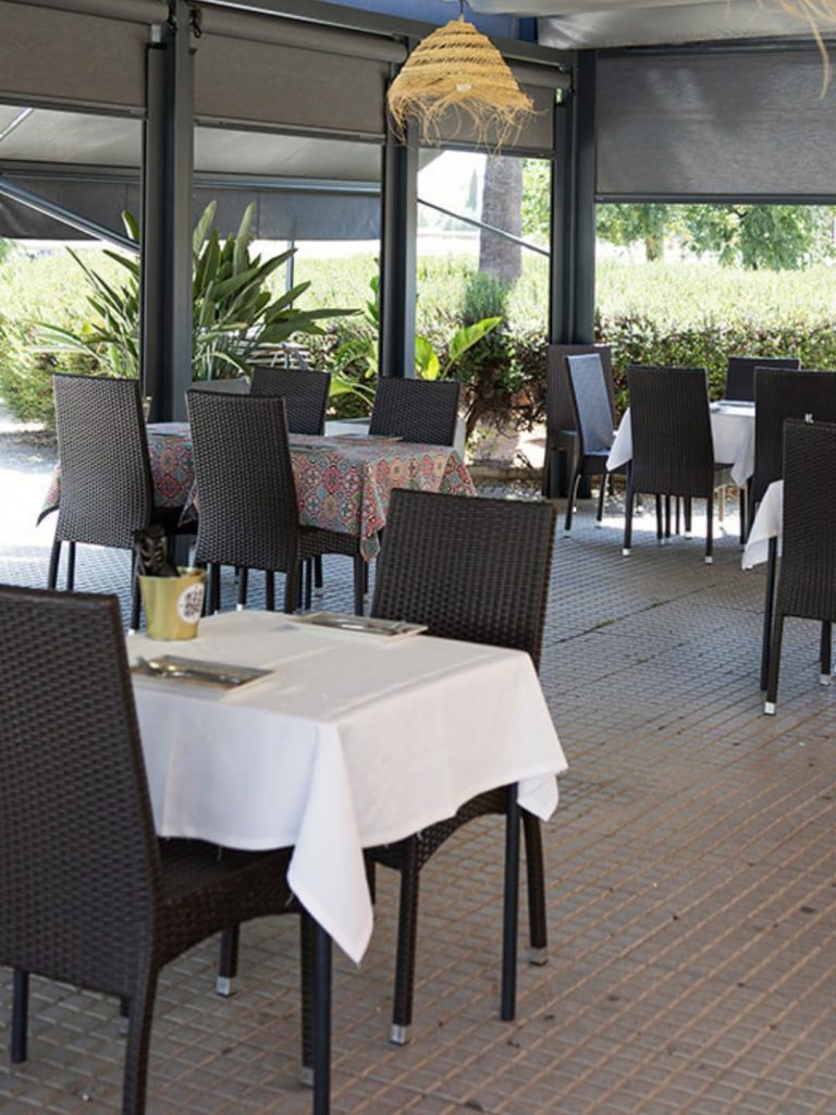 Terraza espaciosa y veladores en la plazoleta de Taberna La Canita en Dos Hermanas