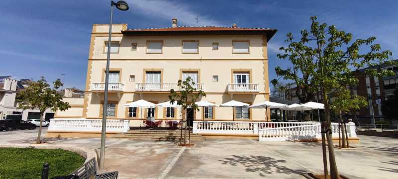 Zona de jardines y terraza exterior con parque infantil en Mendizábal Dos Hermanas